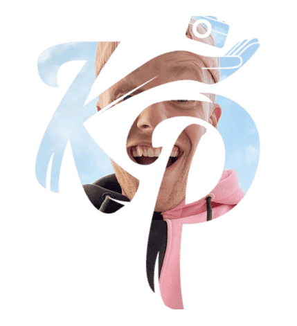 logo de sa chaîne Youtube KP avec Enzo en arrière plan