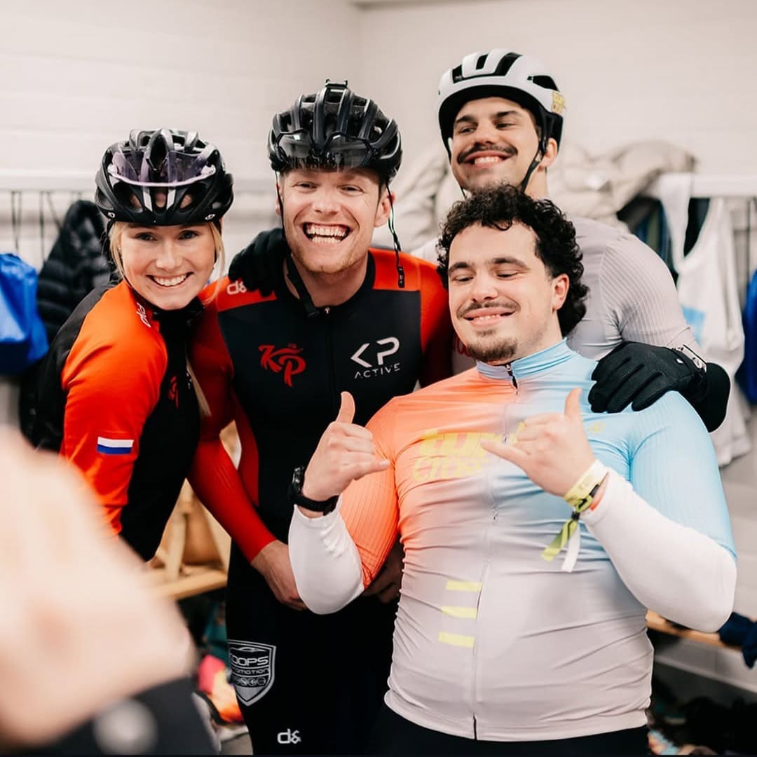 photo de Myron, Enzo, Rob et Arno dans les vestiaires du Turbo Cross