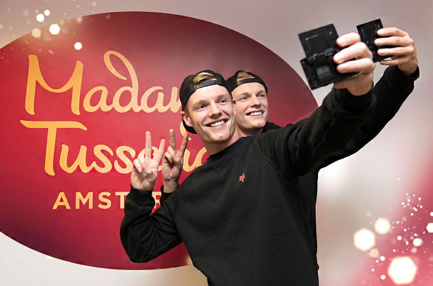 photo d'Enzo et sa représentation en cire dans le musée de Madame Tussauds à Amsterdam