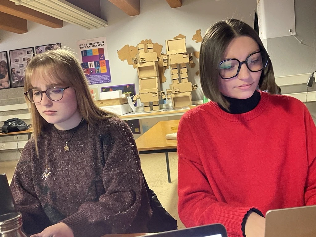 Alyssa et Danica qui travaillent