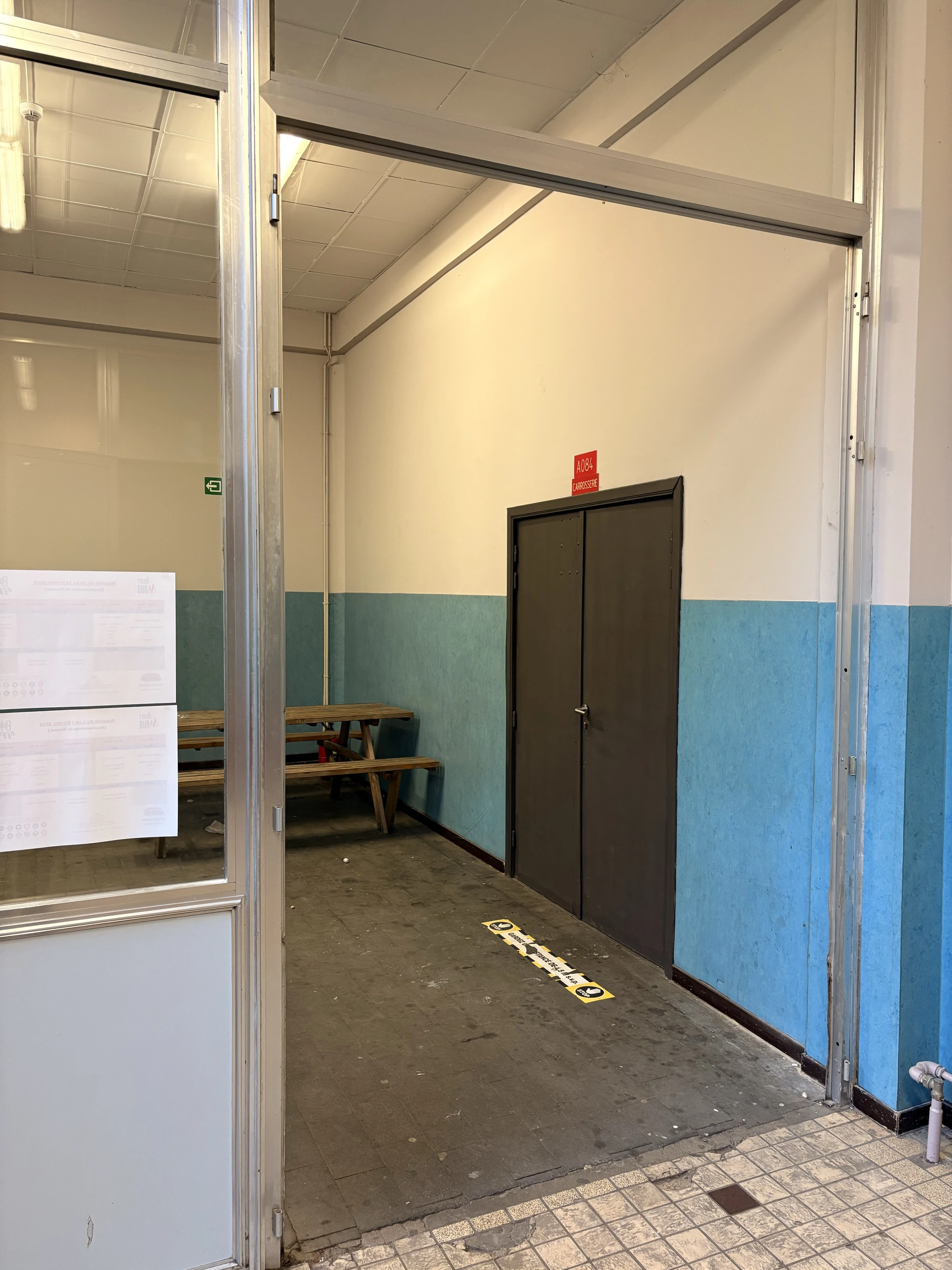 image de la porte de l'autre coté du couloir