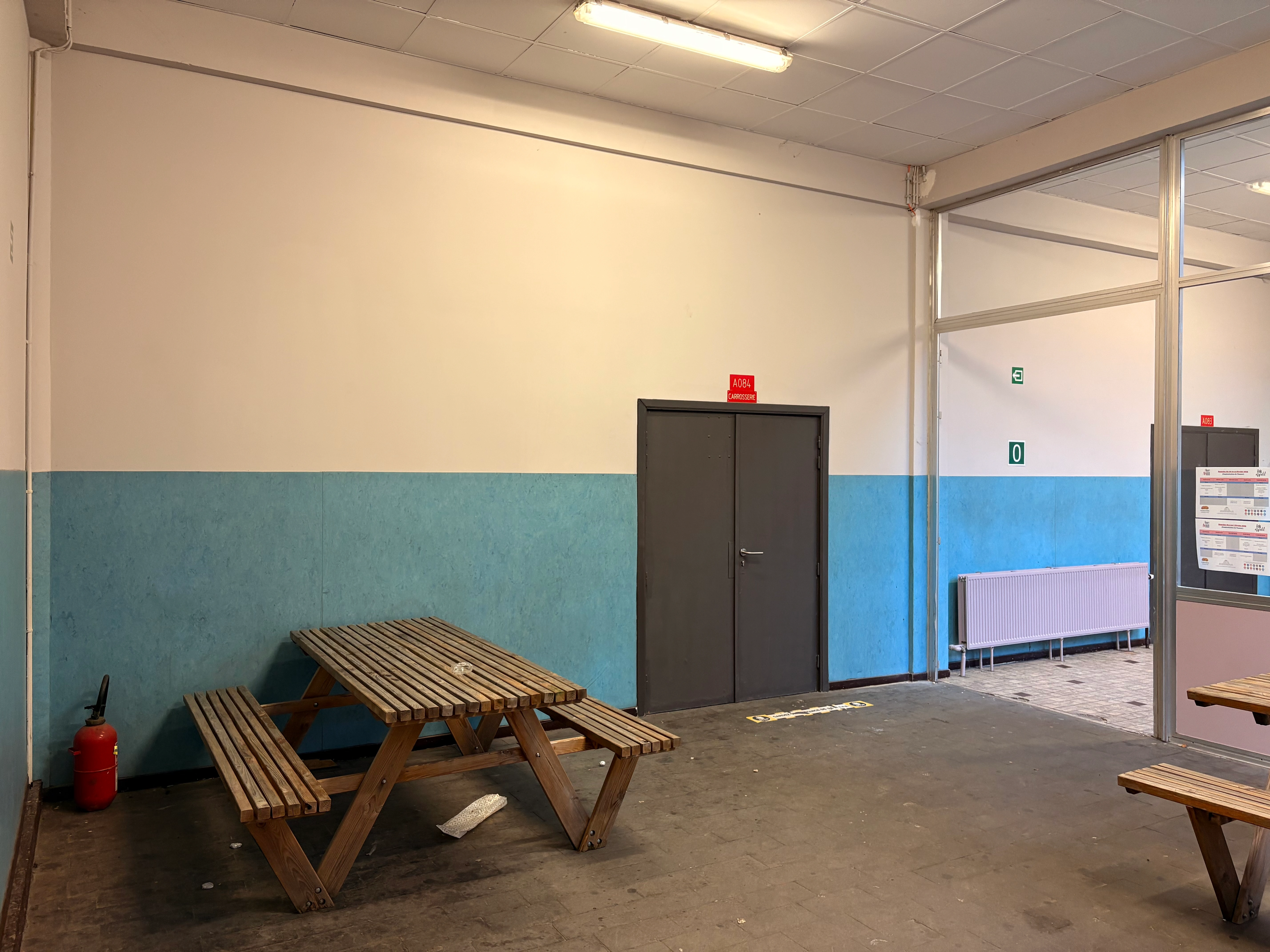 le couloir avec la porte en question