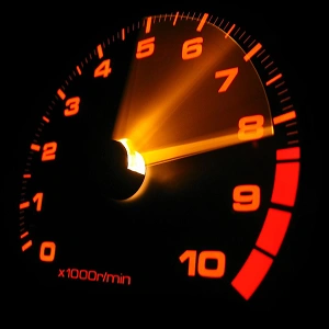 image d'un compteur de vitesses de rotation moteur de voiture