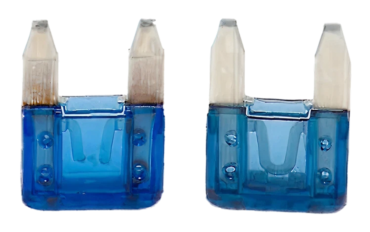 Image montrant une comparaison d'un fusible grillé et un bon fusible
