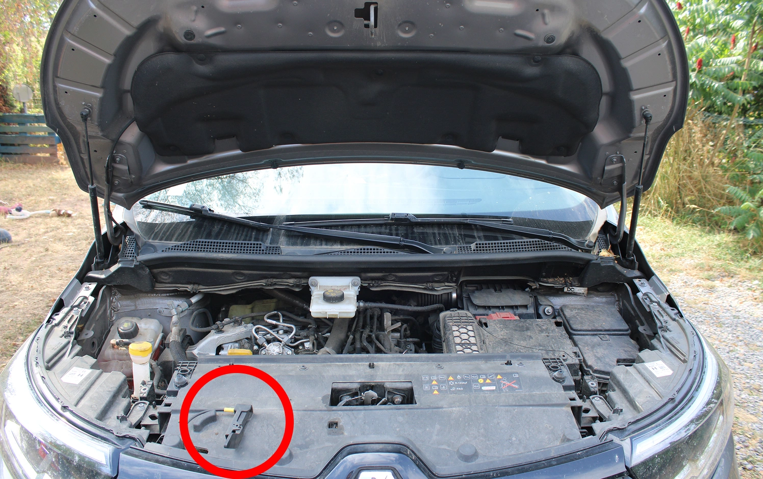 Image montrant la languette à manipuler dans une Renault Kangoo