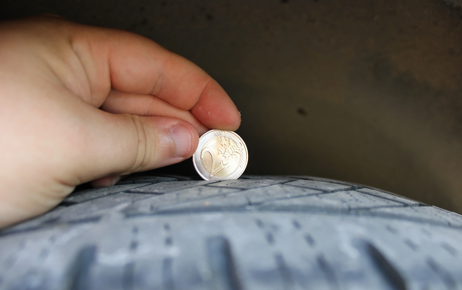 Image de la pièce de deux euros avec l'anneau extérieur visible montrant que le pneu est usé