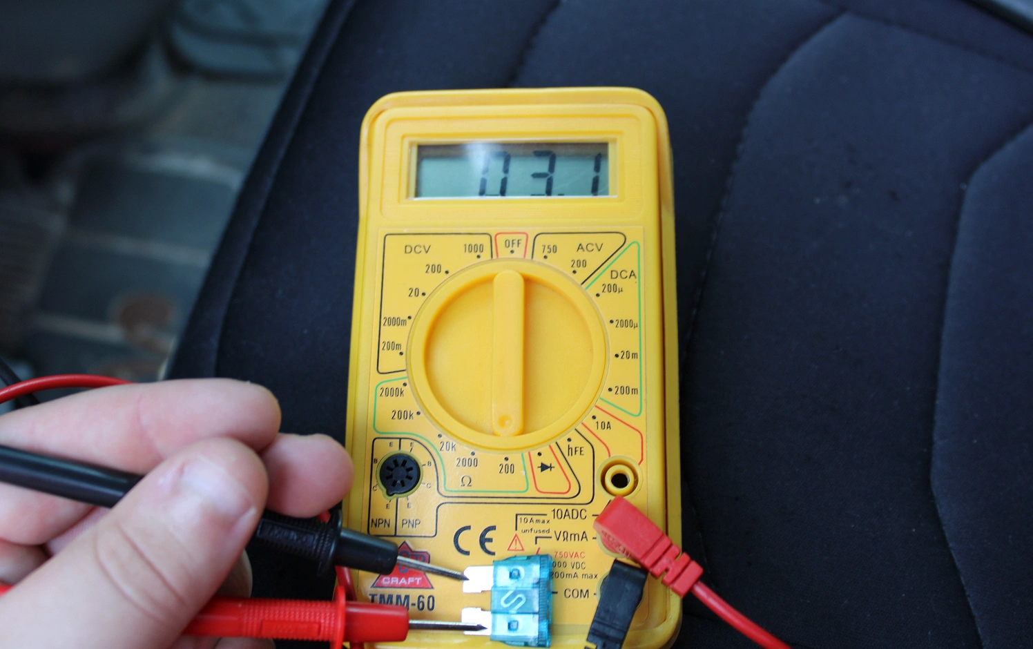 Image de comment testé un fusible pour savoir si il est encore bon si ce n'est pas transparent