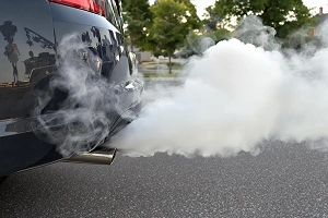 Voiture qui rejette de la fumée blanche