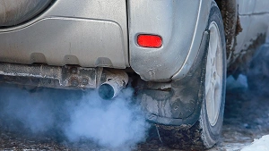 Voiture qui rejette de la fumée bleue