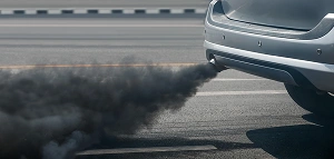 Voiture qui rejette de la fumée noire
