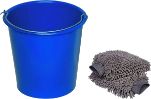 Un seau et un gant microfibre