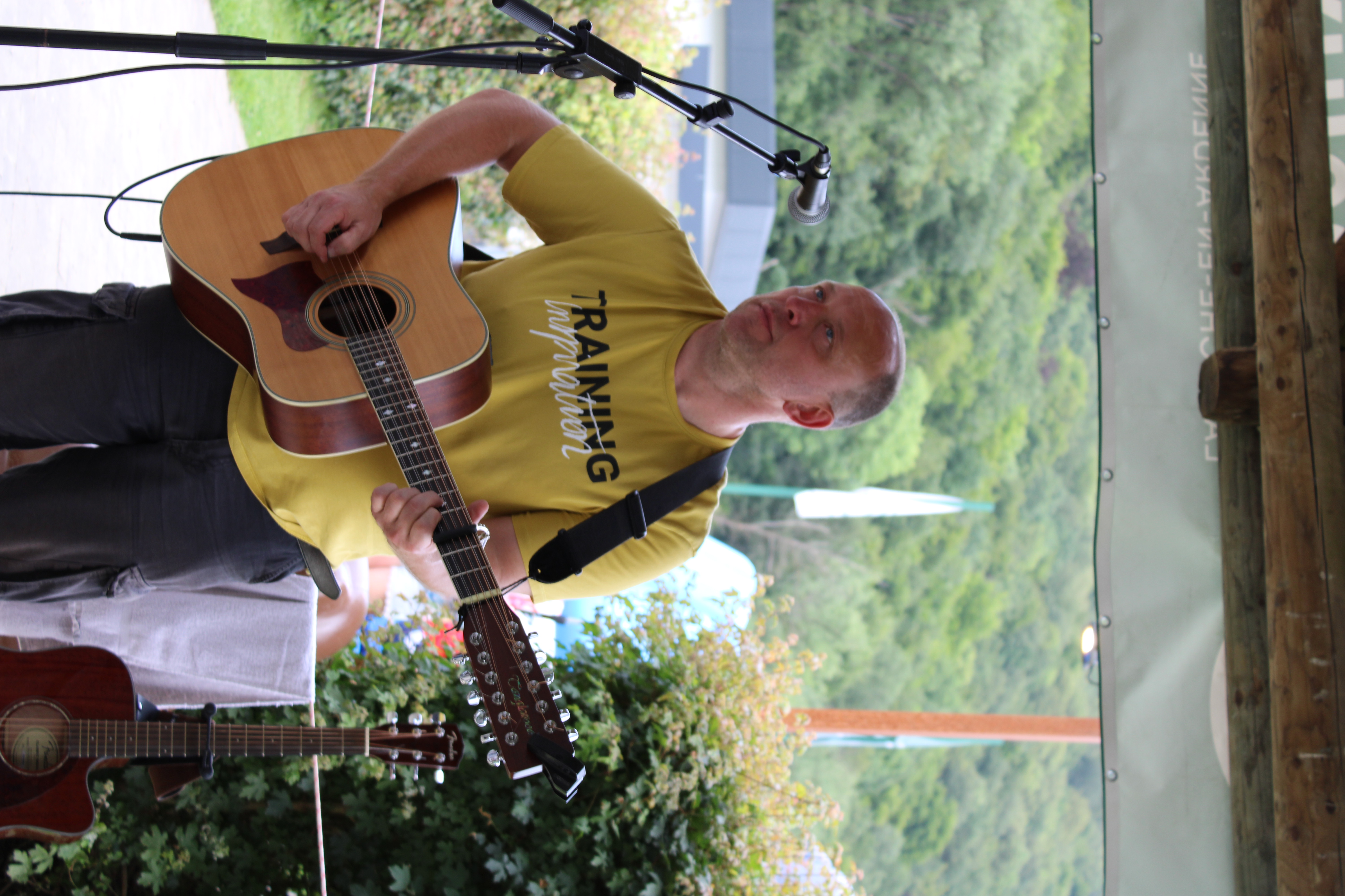 Photo de Kim De Scheerder, papa et membre du groupe, chanteur, guitariste qui joue aussi du banjo et de l'ukulélé