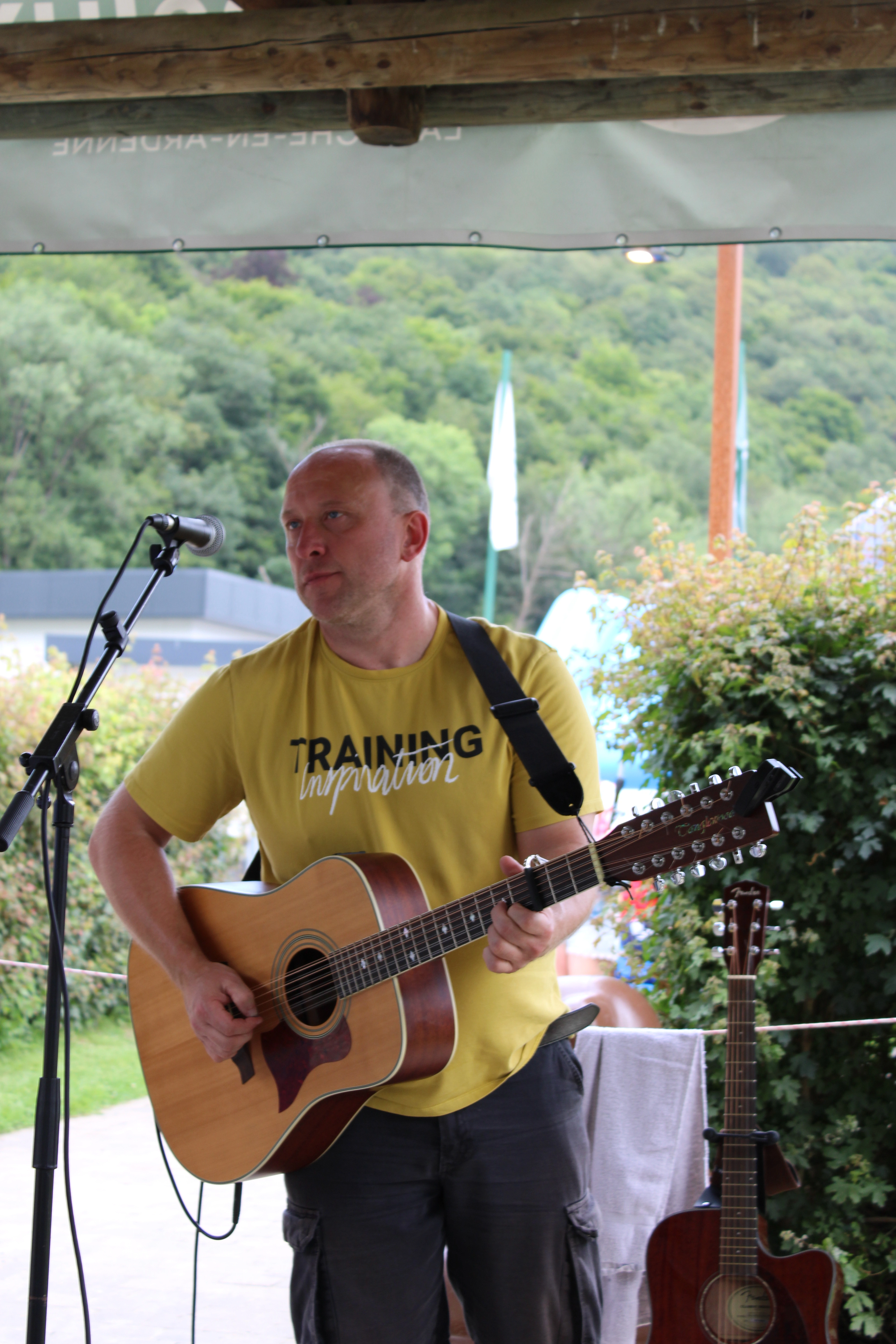 Photo de Kim De Scheerder, papa et membre du groupe, chanteur, guitariste qui joue aussi du banjo et de l'ukulélé