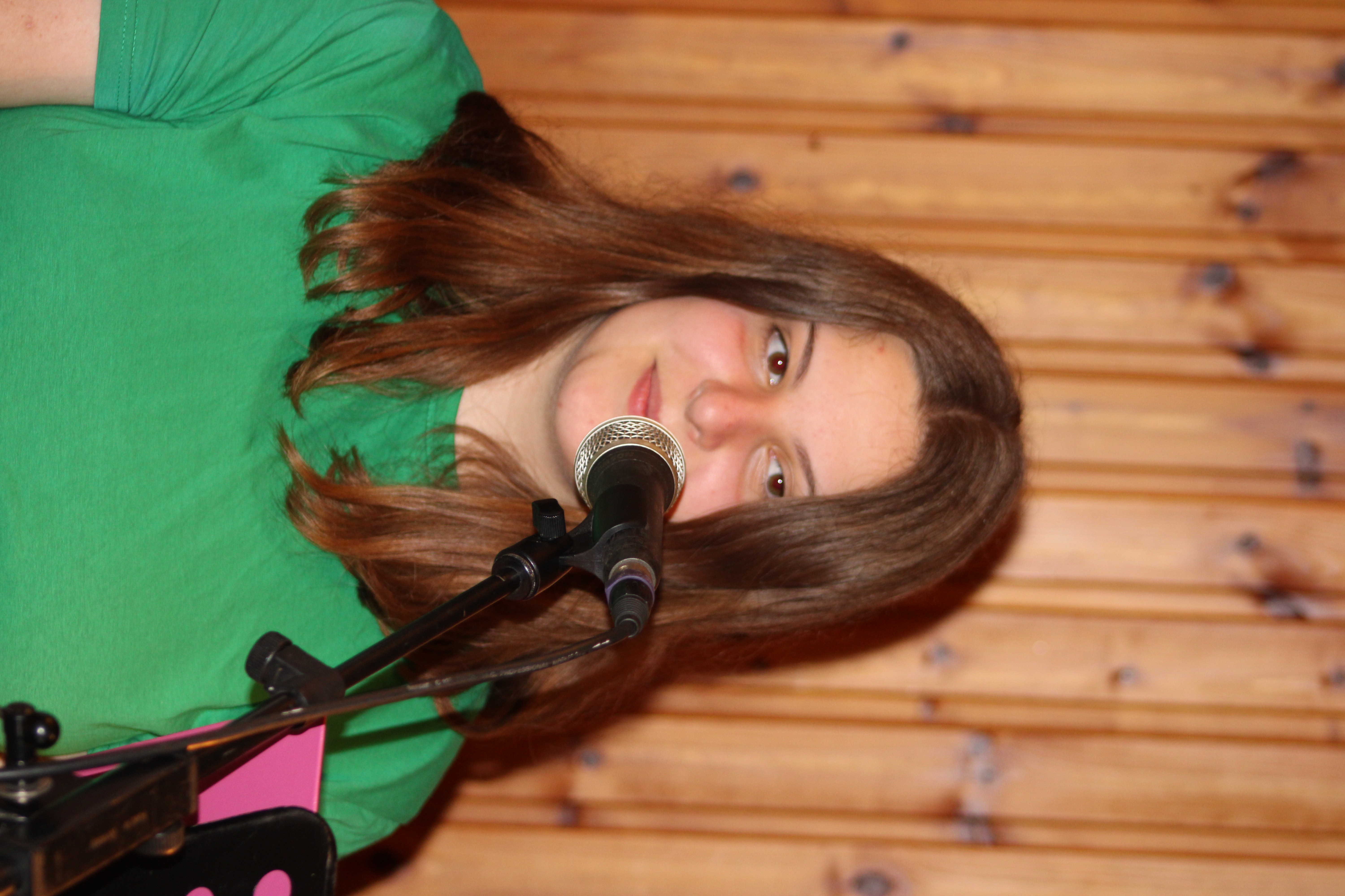 Photo de Luna De Scheerder, soeur jumelle de Luka et soeur de Jitse et Jarne, chanteuse