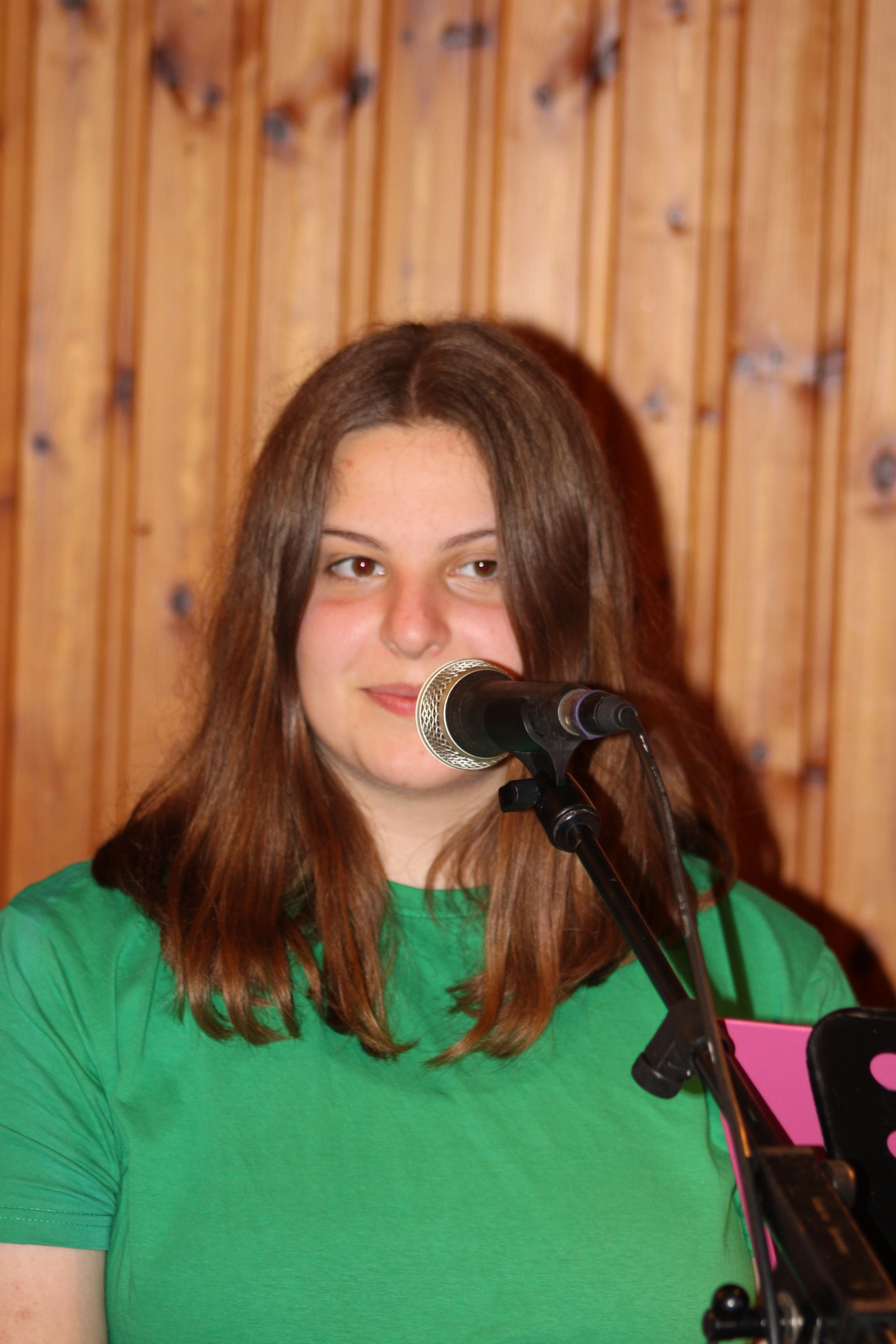 Photo de Luna De Scheerder, soeur jumelle de Luka et soeur de Jitse et Jarne, chanteuse